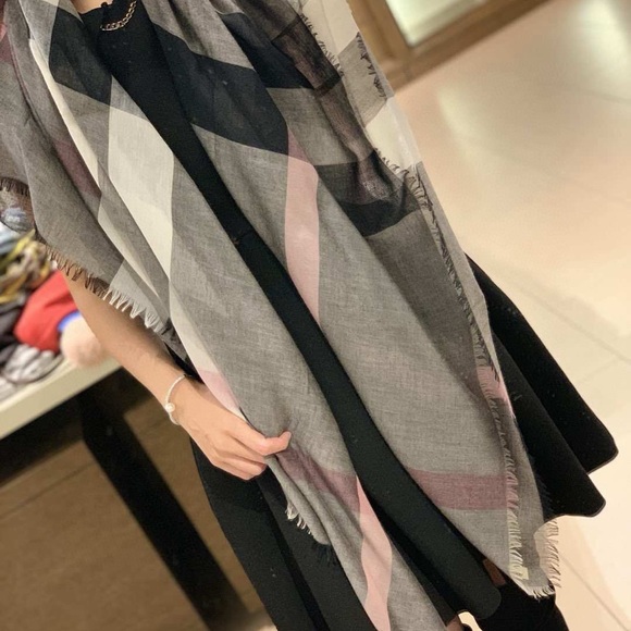 Burberry scarf nwt authentic - Picture 6 of 8